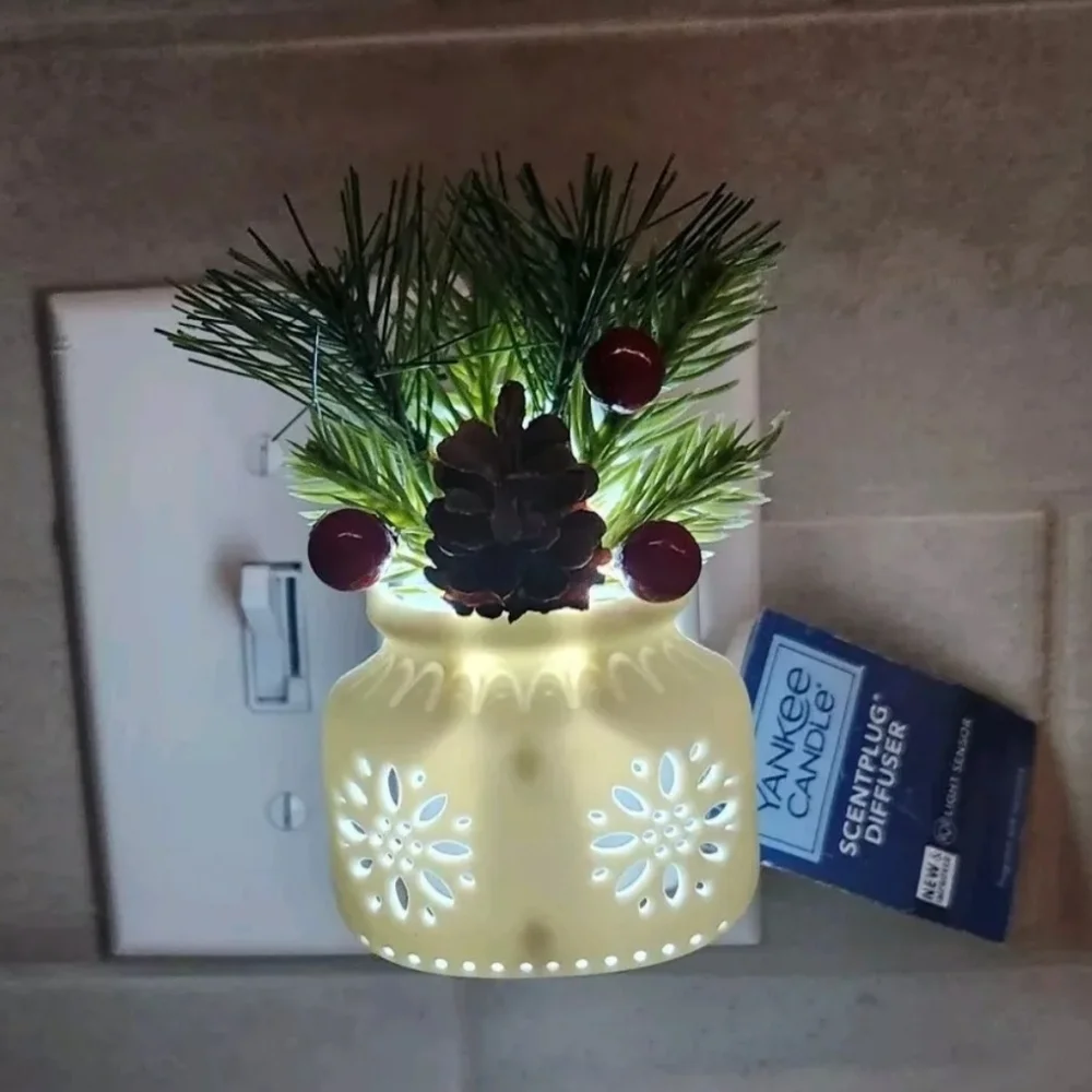 Yankee Candle Scent Plug Diffuser Light Sensor Christmas Holly Pinecone Light Up
